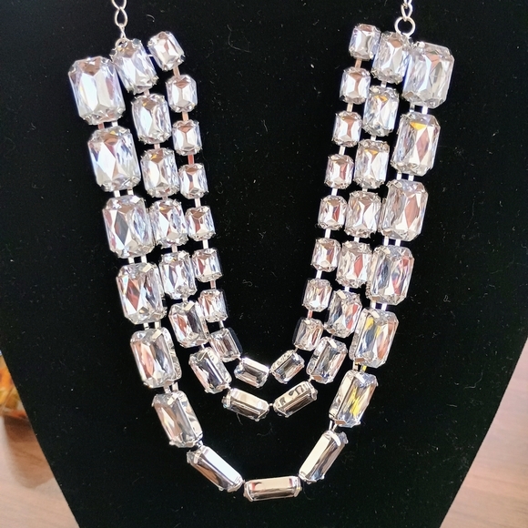 Jewelry - Elegant Silver Crystal Lightweight Necklace